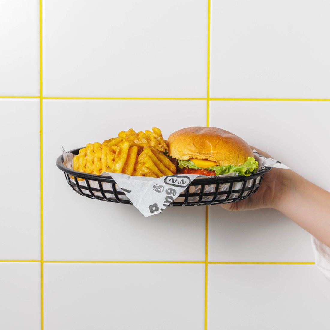 Baby Monster Burger et waffle fries en barquette Chungchun