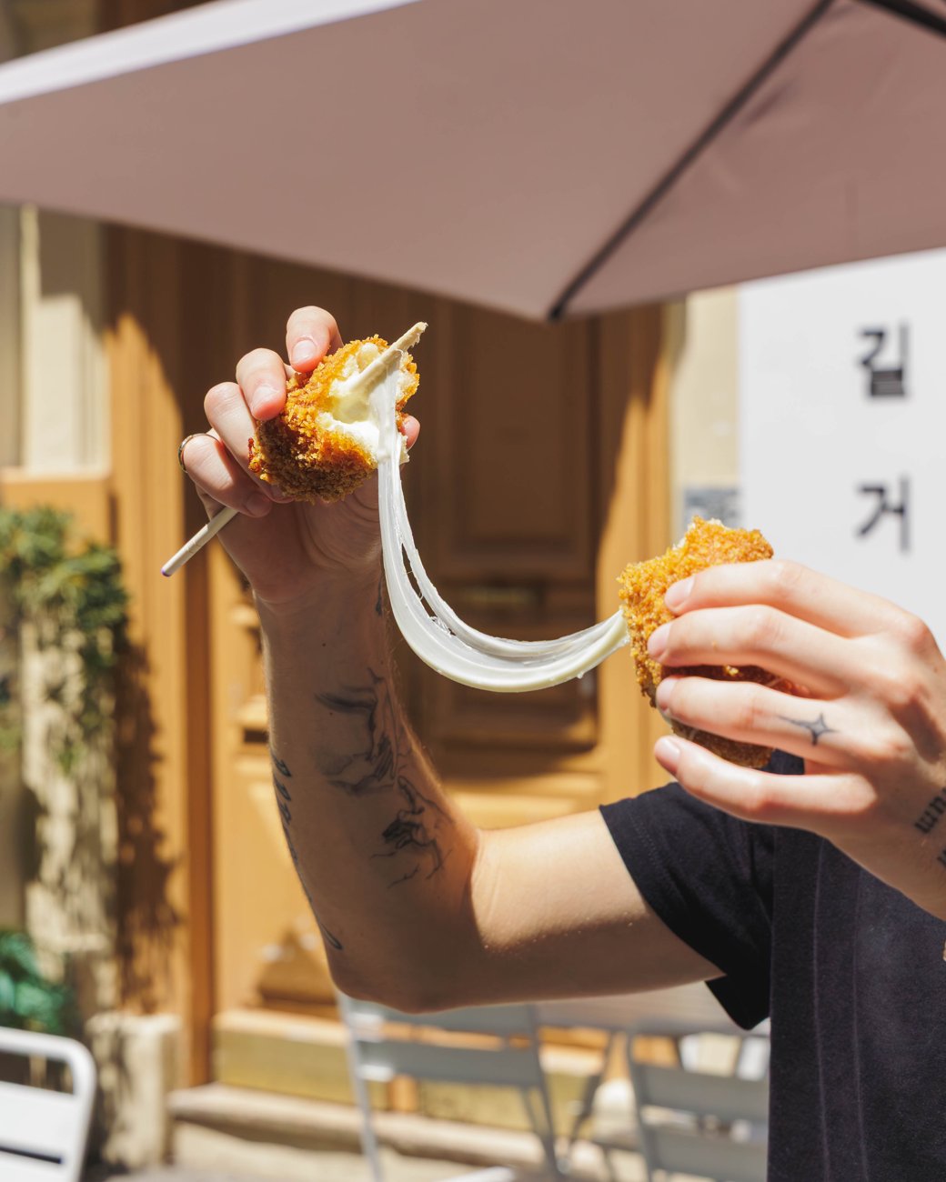 Cheese-pull : le fromage fondu qui file d'un Rice Dog Chungchun croustillant