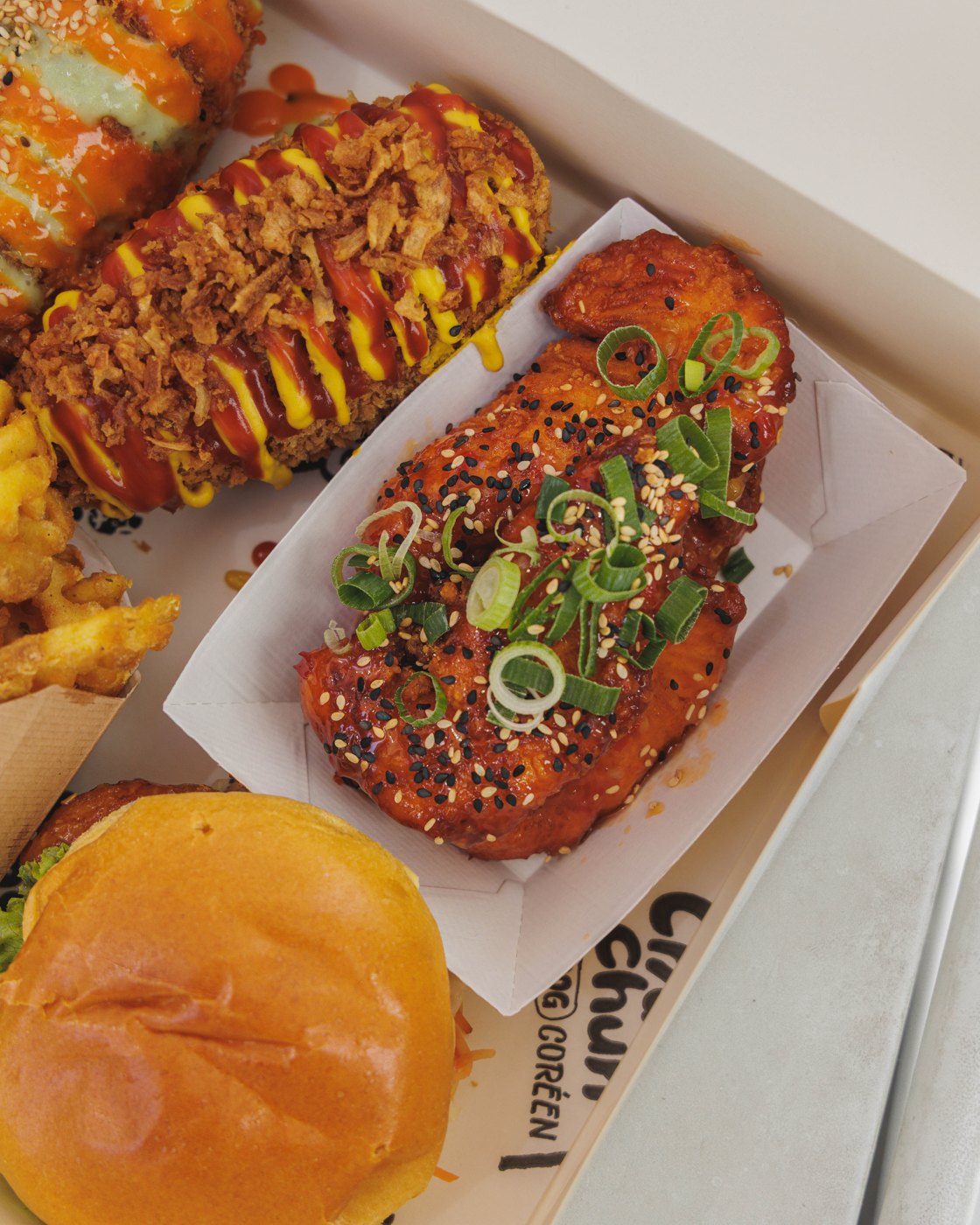 Plateau Chungchun généreux : Rice Dogs, poulet croustillant, burger et waffle fries