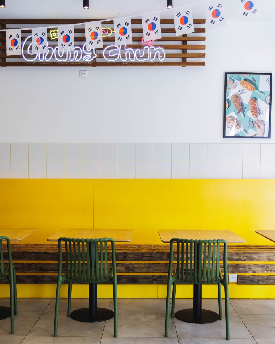 Enseigne néon « ChungChun » et drapeaux coréens dans le restaurant Chungchun à Nice